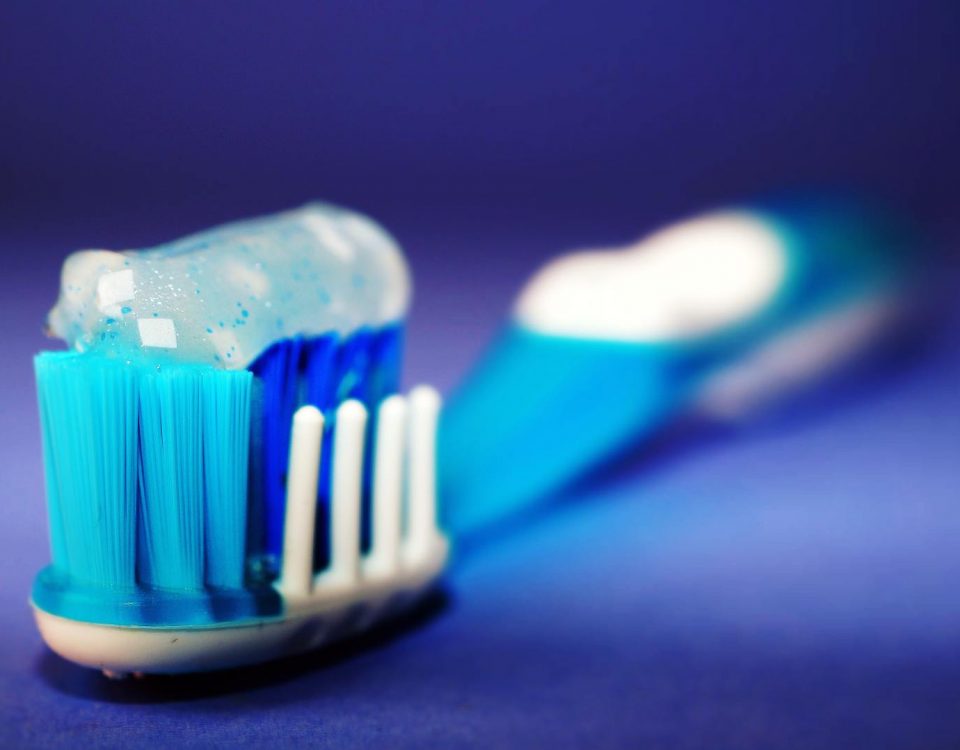 how to brush your teeth the right way
